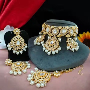Collier ras du cou Kundan en verre non coupé de luxe avec perles suspendues et Maang Tikka bijoux ethniques indiens élégants pour femmes - Product Image 3