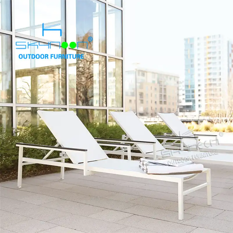 Outdoor Ligstoel Met Armsteun Witte Kleur Chaise Lounge Item Gebruikt Tuin Moderne En Hedendaagse Zonnebank (53015)