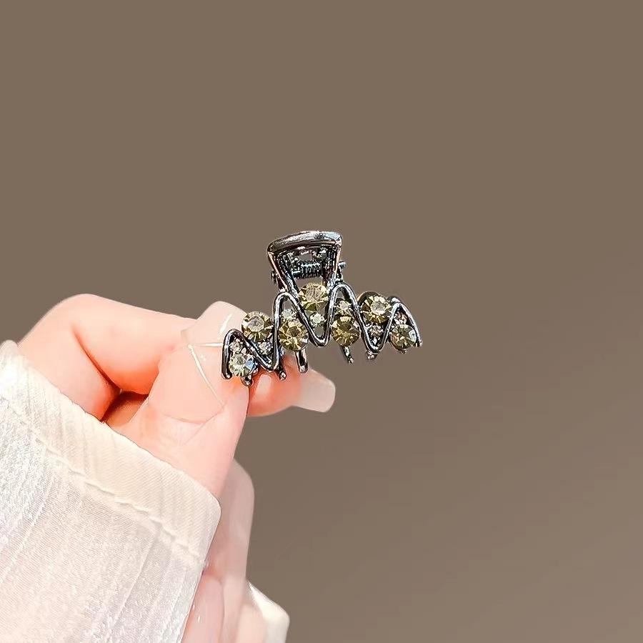 คลื่นประดับเพชรเทียมขนาดเล็ก