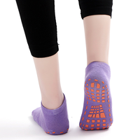 Vente en gros de chaussettes antidérapantes jetables bon marché pour trampoline pour hommes et enfants