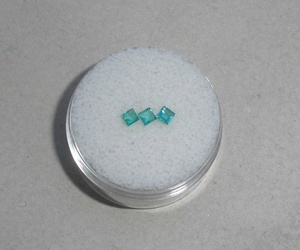 3 Esmeraldas Colombianas Naturales Sueltas, Corte Princesa, Verdes, 2.5mm Cada Una, Calidad AAA, Certificadas por Terceros, para Joyería - Product Image 1