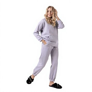 Ensemble de survêtement décontracté deux pièces pour femme, violet clair lavande, comprenant un sweat à capuche épais et un pantalon de survêtement à revers assorti - Product Image 1