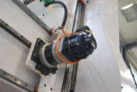 Centre d'usinage CNC haute précision 5 axes avec broche de refroidissement par air de 10 kW pour la découpe et la gravure du bois, et le traitement des moules