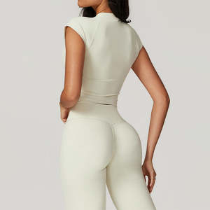 Ensemble de gymnastique durable 4 pièces: vêtements de sport recyclés hautement élastiques pour femmes avec silhouette flatteuse - Product Image 3