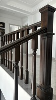 Escaliers en bois massif au design moderne avec garde-corps en verre transparent Les marches en pente douce et antidérapantes améliorent le lustre métallique de l'espace