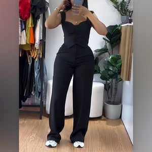 ชุดเซ็ต 2 ชิ้น เสื้อแขนสั้นรัดรูปแบบไม่มีสายคล้องไหล่สำหรับผู้หญิงและกางเกงขายาวทรงหลวมสไตล์แฟชั่น - Product Image 4