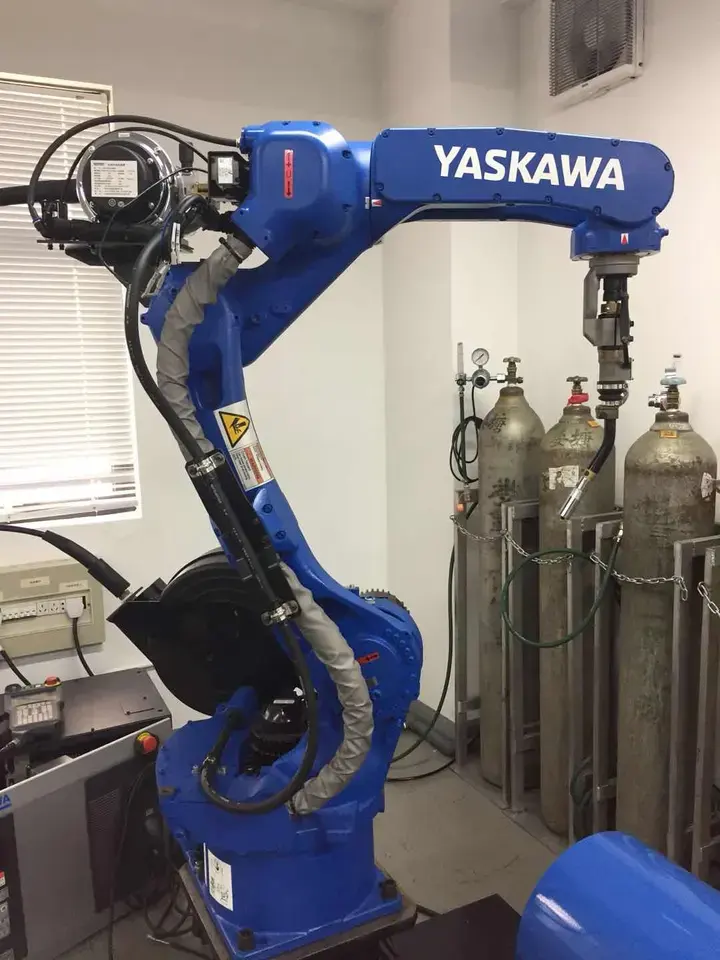 Robot de soldadura YASKAWA AR1440 CNC, Robot de soldadura por arco de corte láser para soldadura automática de aluminio y acero inoxidable