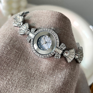 Montre bracelet de luxe sertie de diamants avec un nœud, au design raffiné et élégant, pour femme, au style épuré. - Product Image 2