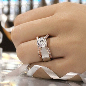 Anello Bicolore Rotondo con Accento Elegante per Donne, Accessorio Minimalista per Proposte e Feste, Regalo - Product Image 2
