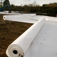 Tissu géotextile écologique en PP non tissé industriel pour le renforcement de la base routière et les systèmes de drainage