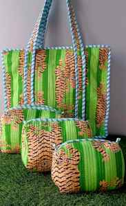 Bolso tote de algodón acolchado con estuche de maquillaje floral, organizador de cosméticos de viaje, bolso de hombro hecho a mano, regalo para ella - Product Image 2