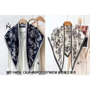 Bufanda triangular Angelina de 135x60 cm con estampado floral, accesorio de moda para mujer - Product Image 4