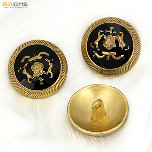 Boutons <span class=keywords><strong>fantaisie</strong></span> en métal doré en forme de cœur, logo personnalisé de créateur de luxe, alliage, peinture émaillée, durables, accessoires vestimentaires durables - Product Image 1