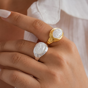 Bague de cocktail ovale incrustée de coquillages, plaquée or 18 carats, argent bicolore, large bande, bague statement, bijoux classiques pour femmes, à porter au quotidien - Product Image 1