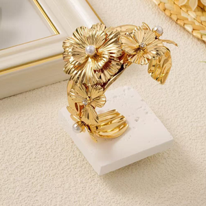 Glossy open gold bangle, elegant and versatile style - Product Image 1