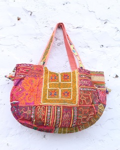 Sac à bandoulière ethnique indien fait main de Jaipur, style Banjara, avec fleurs brodées à la main, en coton, pour femme - Product Image 4