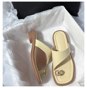 Summer fashion women's sandals Leather anti-slip beach slippers Thick-soled <b>flat</b>-<b>pointed</b> slip-on slippers - Product Image 3