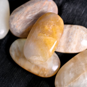 Pierre de méditation en pierre de lune jaune polie, pierre de méditation pour la réflexion, cristal de guérison pour le Reiki, soulagement de l'anxiété, décoration intérieure, vente en gros - Product Image 5