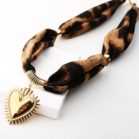 Nouveaux colliers tendance, bandanas, foulards, colliers avec breloques en acier inoxydable, pendentifs en forme de cœur et de nœud