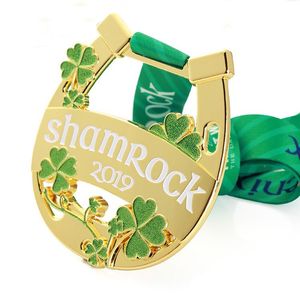 Médaille personnalisée en forme de trèfle à quatre feuilles, plaquée or, avec motif trèfle, pour événements sportifs thématiques - Product Image 3