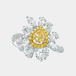 Bague de fiançailles de luxe en or jaune sertie de diamants taille émeraude pour femme, idéale pour demande en mariage ou anniversaire de mariage - Product Image 4