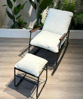 Fauteuil inclinable moderne en tissu suédé gris, avec structure en métal courbé noir, pour salon, hôtel ou salle de séjour.