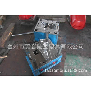 Moule d'injection plastique en matériau P20, surface à une seule section pour pièces automobiles, moule horizontal fixe, usinage CNC EDM - Product Image 1