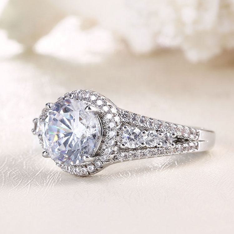 Anillo de compromiso de Zirconia cúbica con diamantes de oro