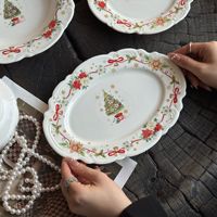 Collection de vaisselle de Noël en céramique haut de gamme avec assiettes et plats à motifs en relief, idéale pour les mariages et les fêtes