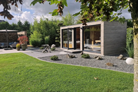 Sauna extérieur moderne en cèdre rouge massif avec fenêtres en verre, salle de douche et toilettes, taille et tension personnalisables