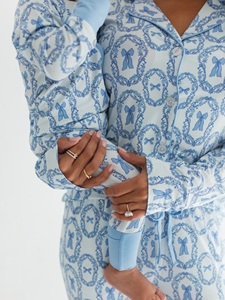 Conjunto de Pijamas Personalizados para Mamá e Hija, 2 Piezas, Estampado Floral, Solapa, Botones, Manga Larga, Ropa de Dormir, Adecuado para Uso en el Hogar - Product Image 1
