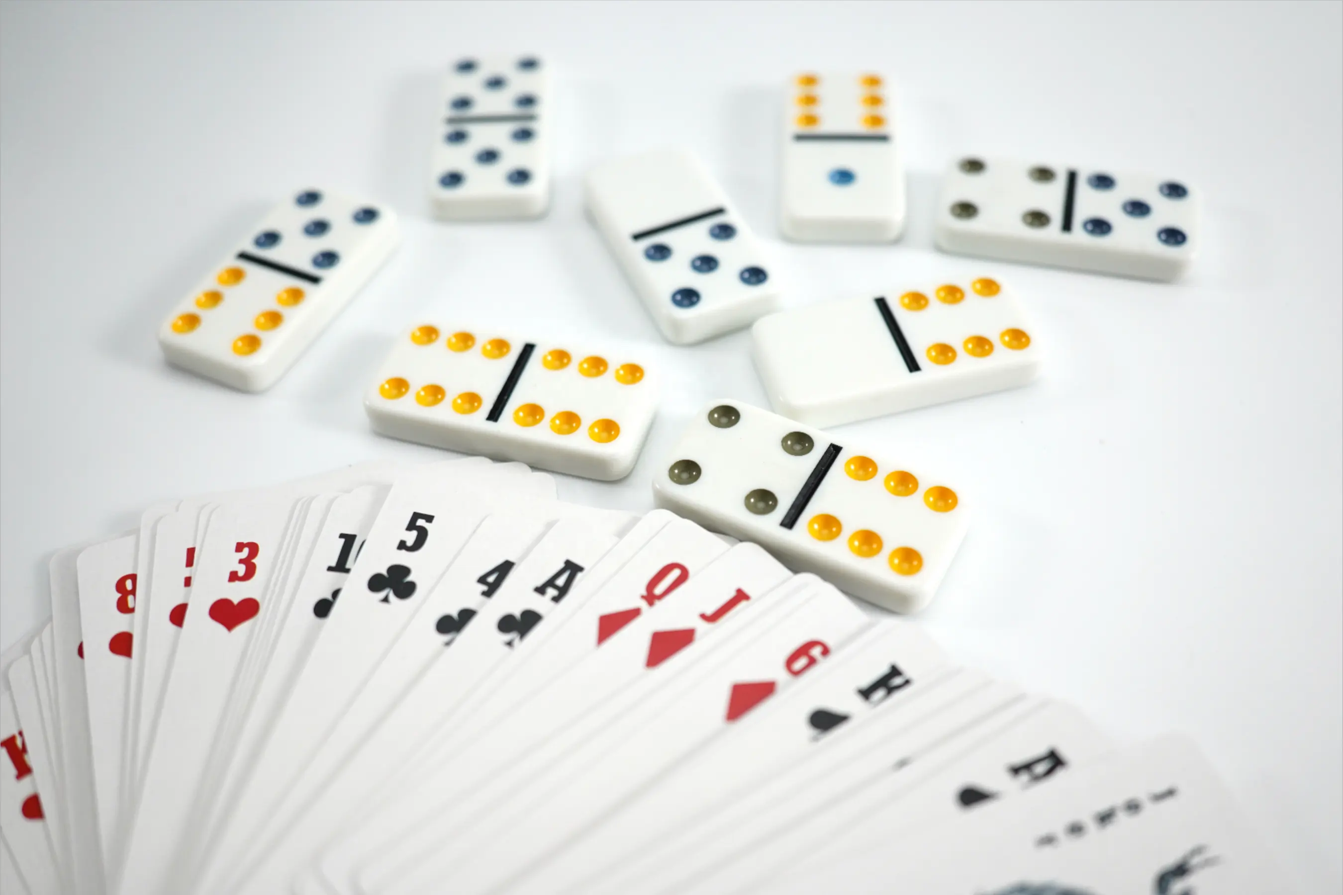 China Hersteller Dominoes & Kartenspiel Fabrik Großhandel Klassisches Brettspiel für Erwachsene Kunden spezifische Brettspiele