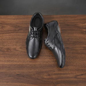 Achetez en ligne des chaussures habillées pour hommes de qualité supérieure, paire de mocassins noirs à lacets en cuir de vache, chaussures habillées décontractées, Inde. - Product Image 1