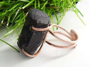 Anillos Ajustables de Cobre Chapado en Oro de 14K con Turmalina Negra Natural y Alambre Enrollado - Diseño Único y Moderno Unisex - Product Image 2
