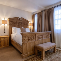 Ensemble complet de meubles traditionnels en contreplaqué sculpté pour chambre d'hôtel et appartement : lit, canapé, table, chaise, armoire