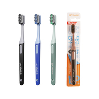 Brosse à dents attrayante pour adultes avec poils en spirale moyens et design croisé pour le nettoyage, vente en gros d'usine