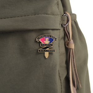 Columpio en ambos sentidos Bi Pride violentamente con una espada Pin esmaltado LGBTQ Bisexual Badge Mochila Decoración Joyería - Product Image 3
