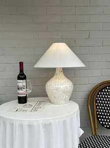 럭셔리 세라믹 화이트 테이블 램프 침실 호텔 따뜻한 조명 침대 옆 램프 로맨틱 커피숍 레스토랑 테이블 장식 오라멘트 - Product Image 5