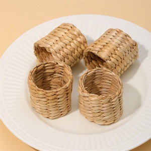 Nouveaux produits ronds de serviette en rotin <span class=keywords><strong>2023</strong></span> tissés à la main jacinthe d'eau herbe ronds de serviette style Boho décoration de table simple - Product Image 4