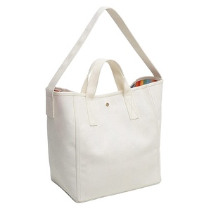 Sac fourre-tout en toile de coton noir et beige avec poche intérieure zippée, logo personnalisé OEM imprimé, bandoulière réglable - Product Image 2