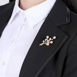 Broche de Moda Otoño Invierno, Elegante Perla Natural de Agua Dulce y Circonita, Ramo de Flores, Accesorio de Lujo Ligero para el Pecho - Product Image 4