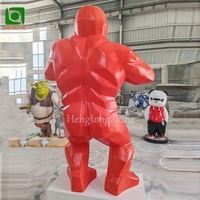 Grande statue de gorille rouge décorative d'extérieur en fibre de verre, sculpture de dessin animé célèbre en résine