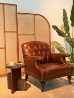Amerikanischer Retro-Sessel aus gewachstem Leder im Chesterfield-Stil mit Knopfheftung und Rollen