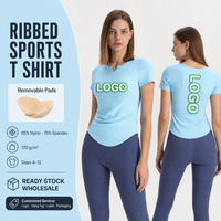 T-shirt de sport côtelé à manches courtes pour femme avec coussinets amovibles, idéal pour la gym, le yoga et le fitness, vêtement de sport féminin uni, personnalisable avec logo.