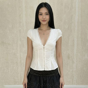เสื้อเบลาส์คอวีสไตล์มินิมอลสไตล์ฝรั่งเศส แต่งลูกไม้ ดีไซน์ติดกระดุมด้านหน้า แขนสั้น ทรงเข้ารูป เสื้อเชิ้ตพื้นฐานสำหรับผู้หญิง - Product Image 2