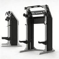 Machine Smith multifonctionnelle pour squats et entraînements en salle de sport, dotée d'une fonction Fly et fabriquée en métal durable.