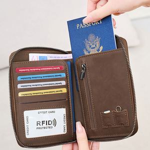 Porte-passeport en cuir Crazy Horse vintage avec protection RFID, logo personnalisé, accessoire de voyage multifonctionnel - Product Image 2