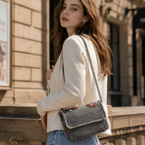 Bolso de hombro de mezclilla lavada a la moda para mujer, con correa de cadena, solapa y decoración de parches, estilo casual urbano - Product Image 2