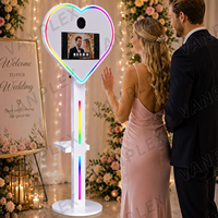Cabina de Fotos con Forma de Corazón, Soporte para Cámara DSLR de 15.6 Pulgadas, Kiosco con Logotipo Personalizado y Luz RGB para Alquiler en Bodas y Eventos