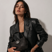 Étiquettes métalliques personnalisées en alliage de zinc écologiques pour vêtements, badges OEM gravés avec bords découpés au laser pour vêtements, chaussures et sacs
